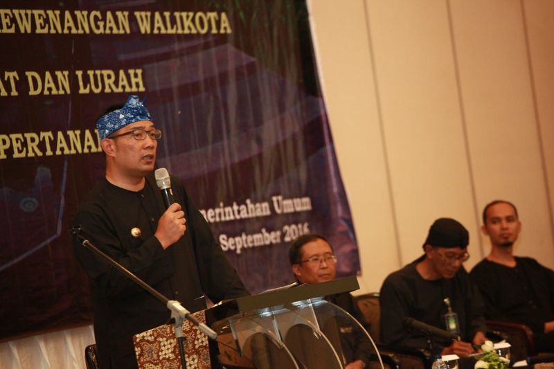 Wali Kota Bandung Memberikan Arahan Pada Pemimpin Kewilayahan